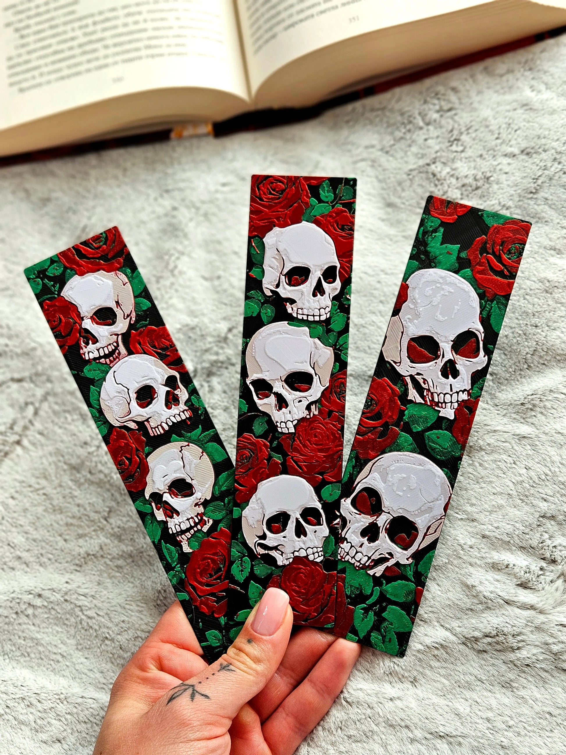 SKULLS & ROSES BOOKMARK SET – DARK ROMANTIC GIFT FOR READERS - Fandom Forged