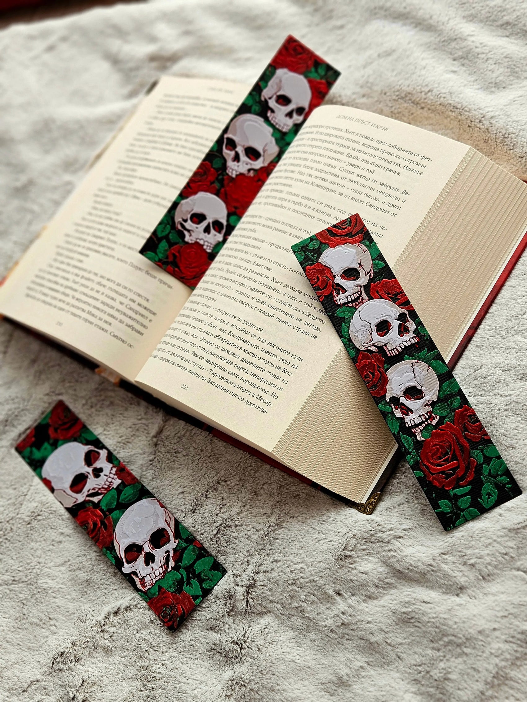 SKULLS & ROSES BOOKMARK SET – DARK ROMANTIC GIFT FOR READERS - Fandom Forged