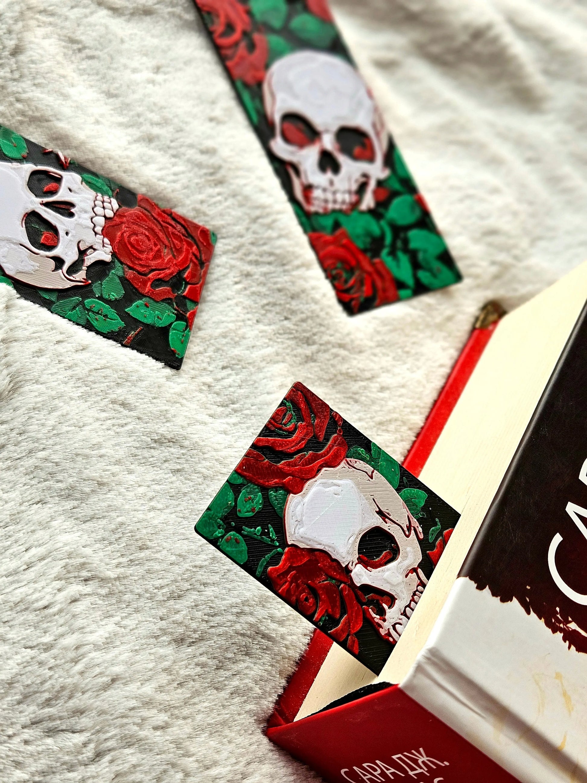 SKULLS & ROSES BOOKMARK SET – DARK ROMANTIC GIFT FOR READERS - Fandom Forged