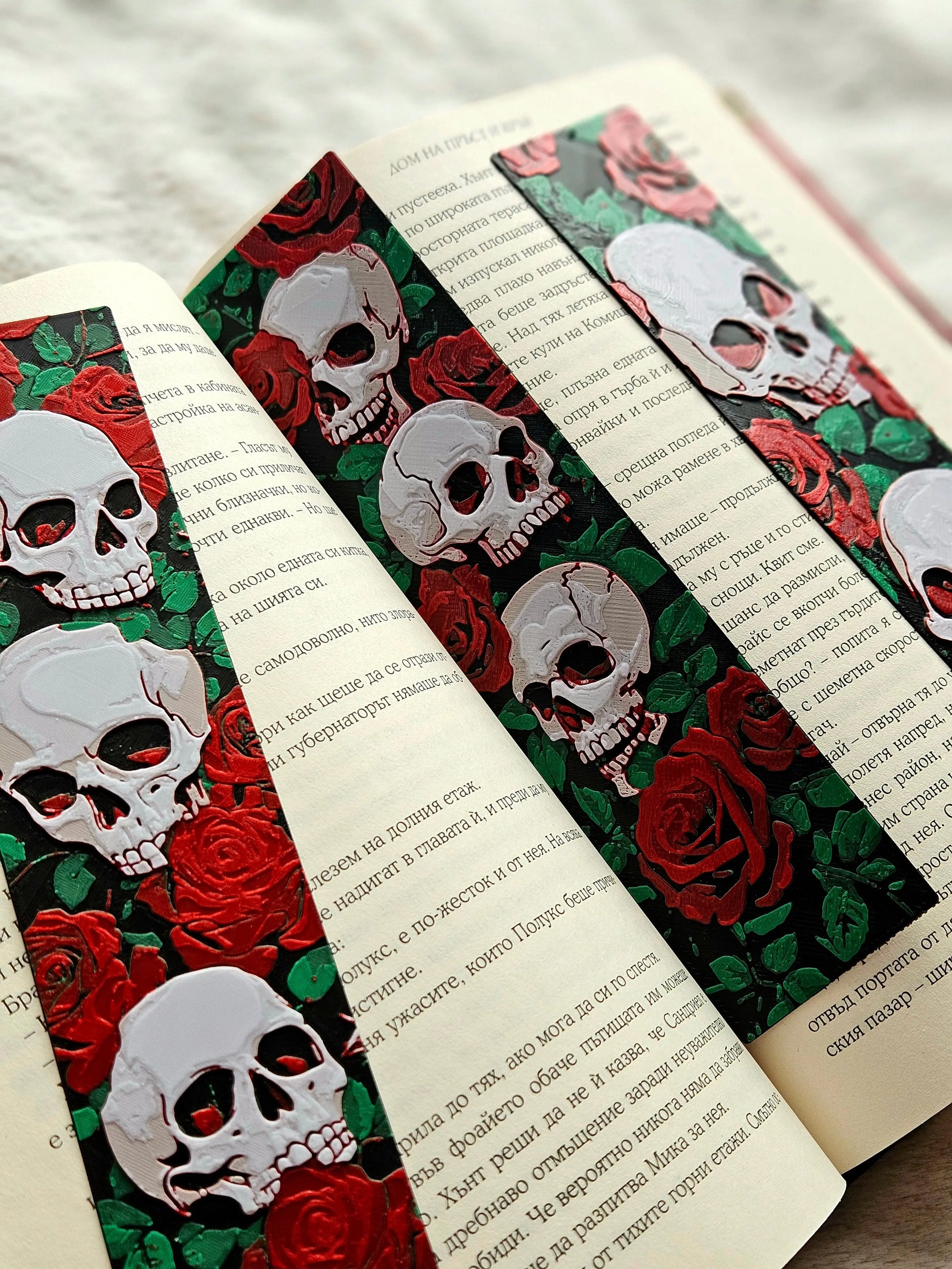 SKULLS & ROSES BOOKMARK SET – DARK ROMANTIC GIFT FOR READERS - Fandom Forged