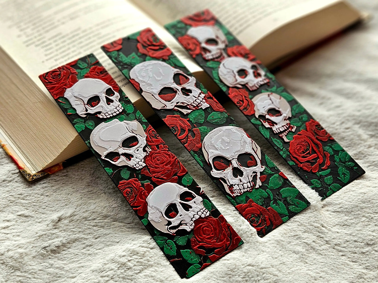 SKULLS & ROSES BOOKMARK SET – DARK ROMANTIC GIFT FOR READERS - Fandom Forged