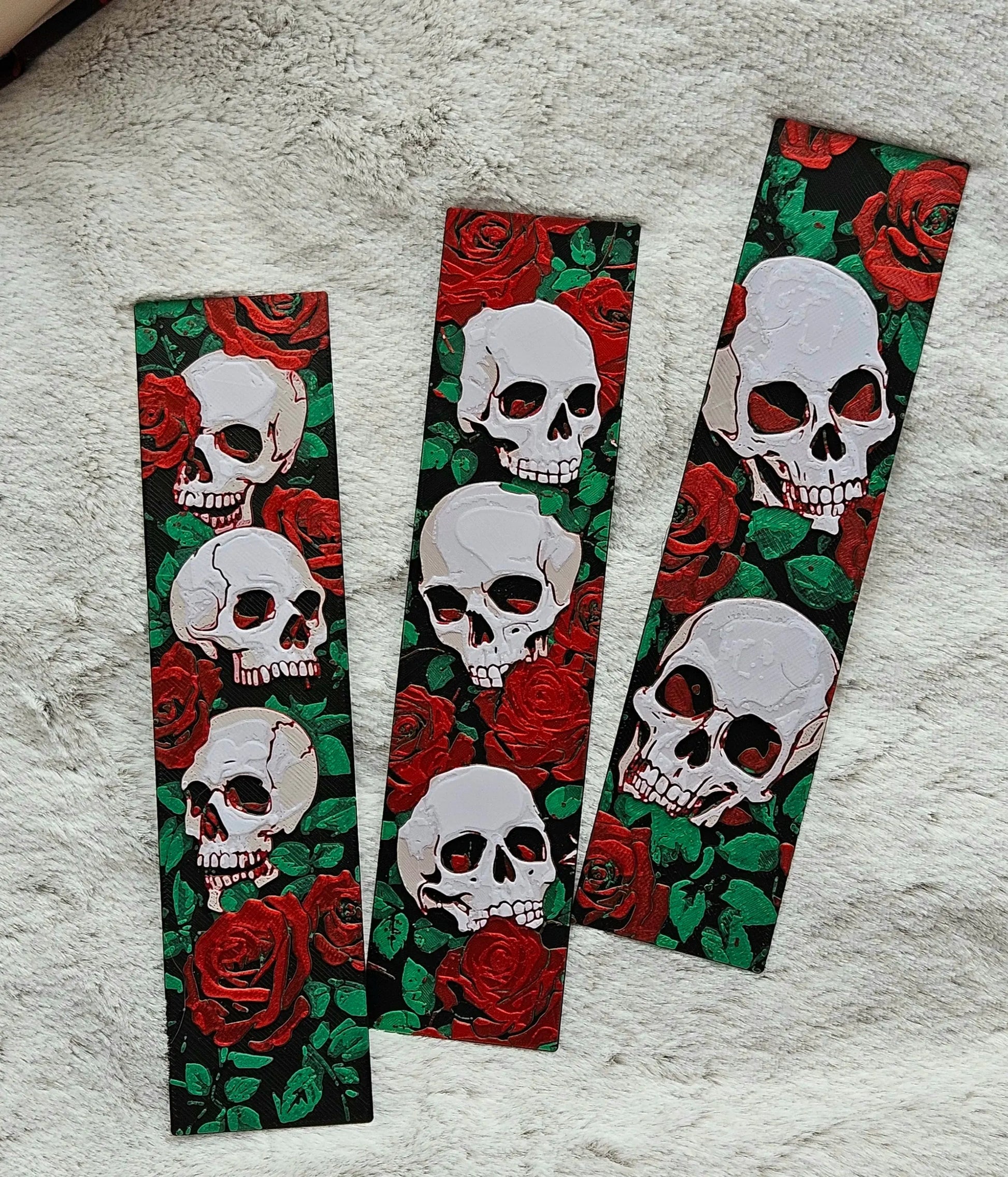 SKULLS & ROSES BOOKMARK SET – DARK ROMANTIC GIFT FOR READERS - Fandom Forged