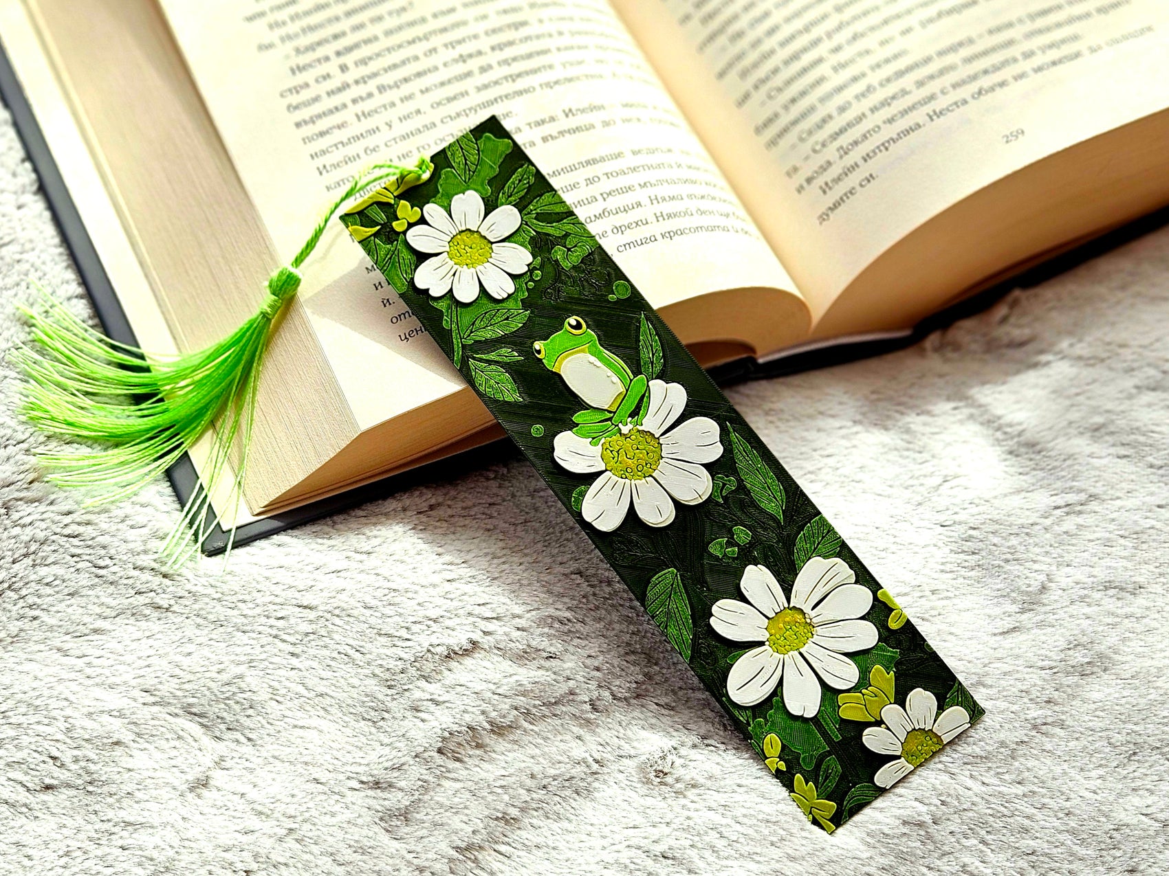 Frog & Daisy Bookmark with Green Tassel – Cottagecore Gift for Readers